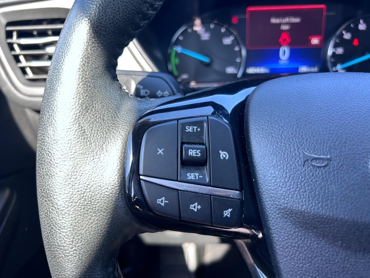 Ford Escape Hybrid Vehicle Full-screen Gallery Image 13