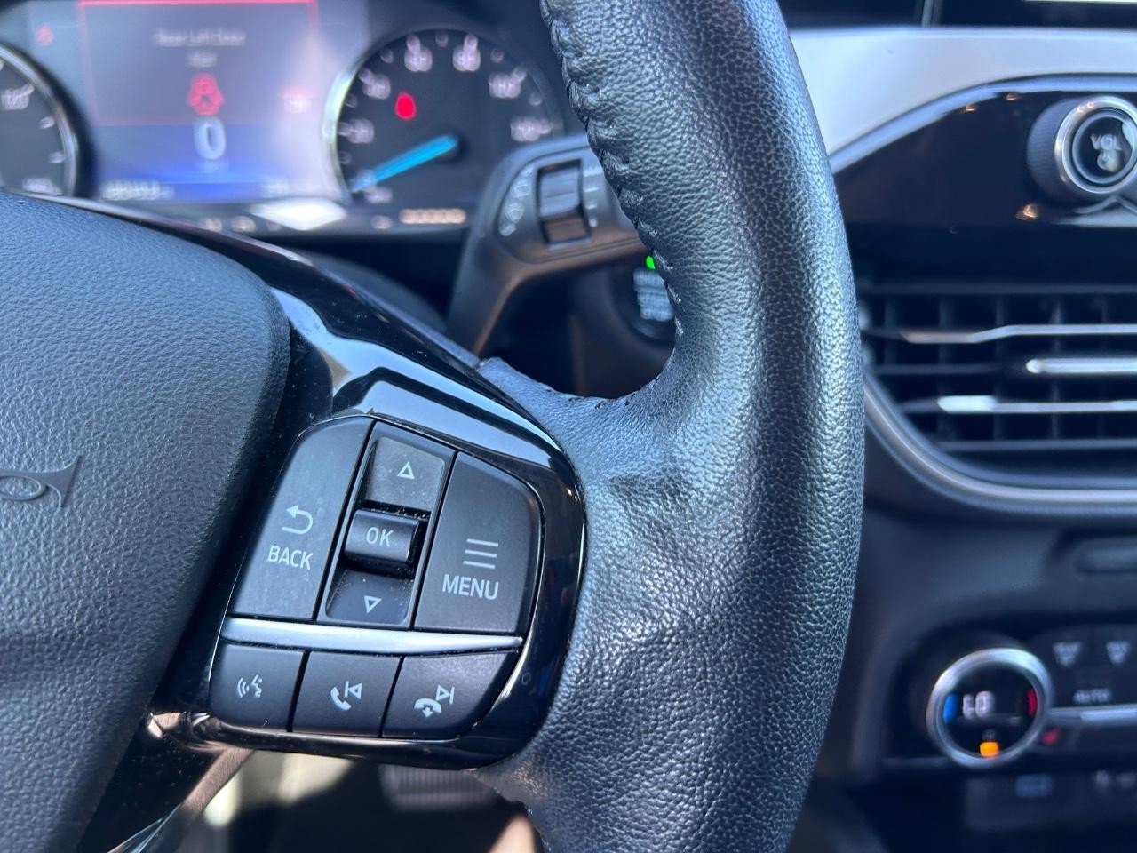 Ford Escape Hybrid Vehicle Full-screen Gallery Image 14