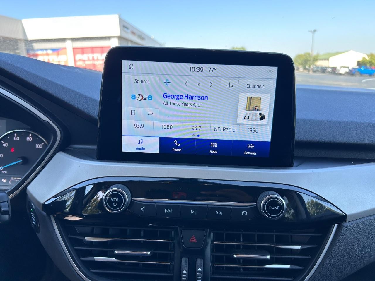 Ford Escape Hybrid Vehicle Full-screen Gallery Image 15