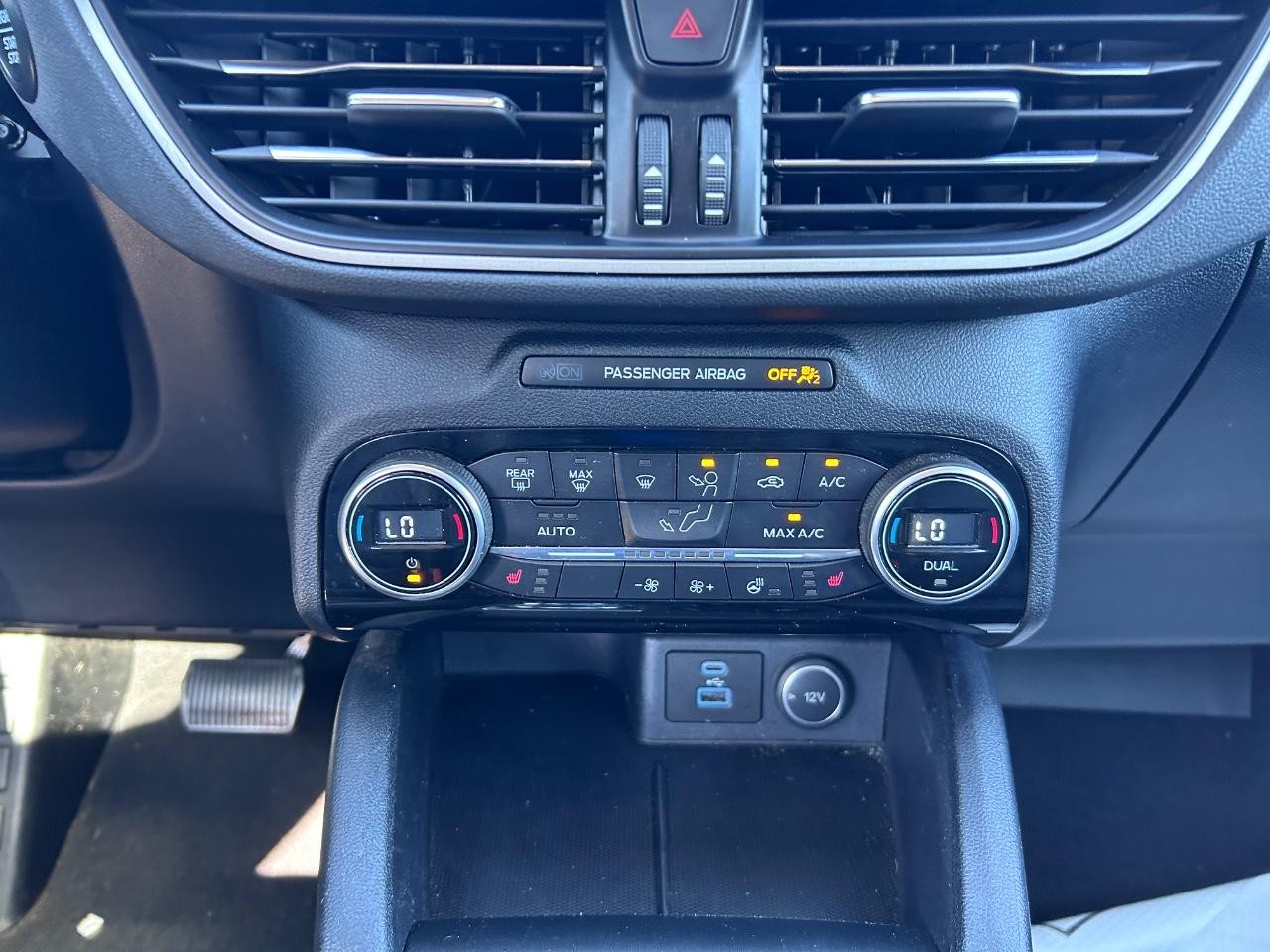 Ford Escape Hybrid Vehicle Full-screen Gallery Image 16