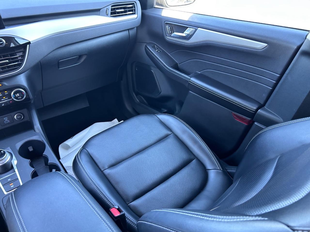 Ford Escape Hybrid Vehicle Full-screen Gallery Image 18