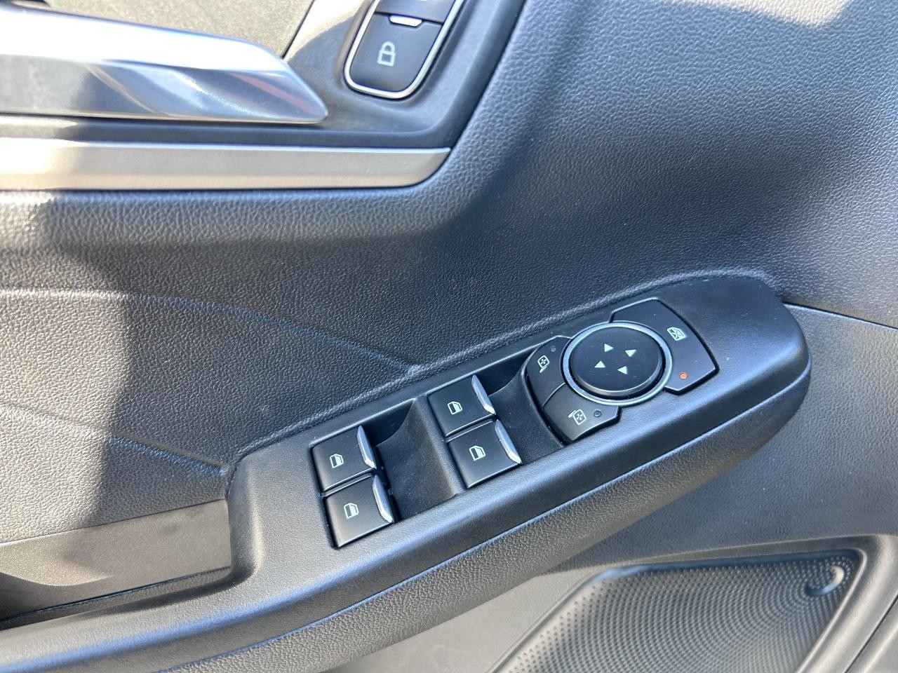 Ford Escape Hybrid Vehicle Full-screen Gallery Image 19