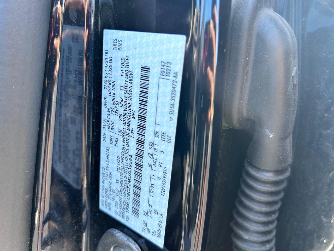 Ford Escape Hybrid Vehicle Full-screen Gallery Image 23