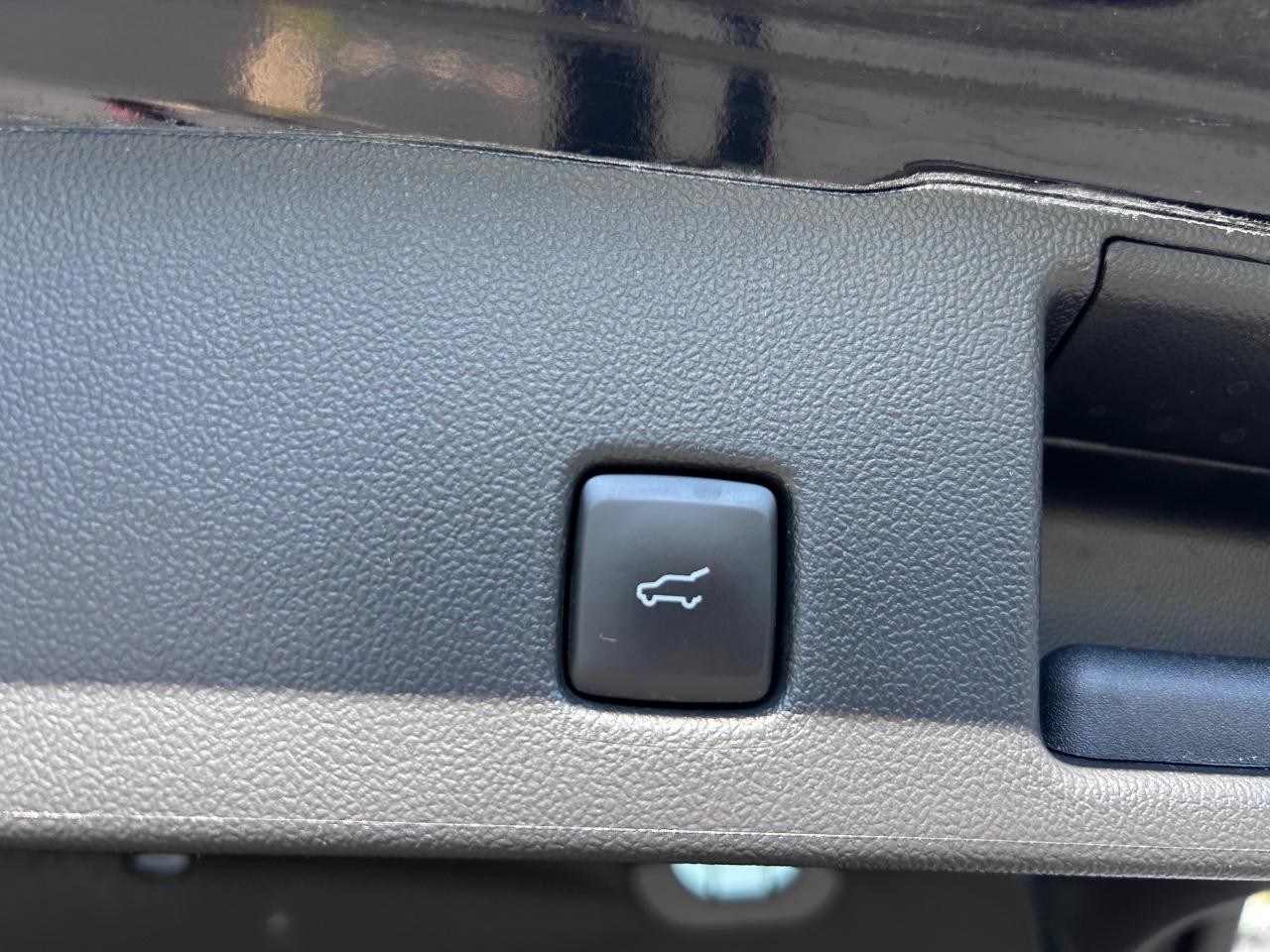 Ford Escape Hybrid Vehicle Full-screen Gallery Image 06