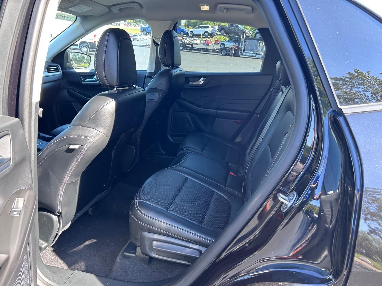 Ford Escape Hybrid Vehicle Full-screen Gallery Image 10