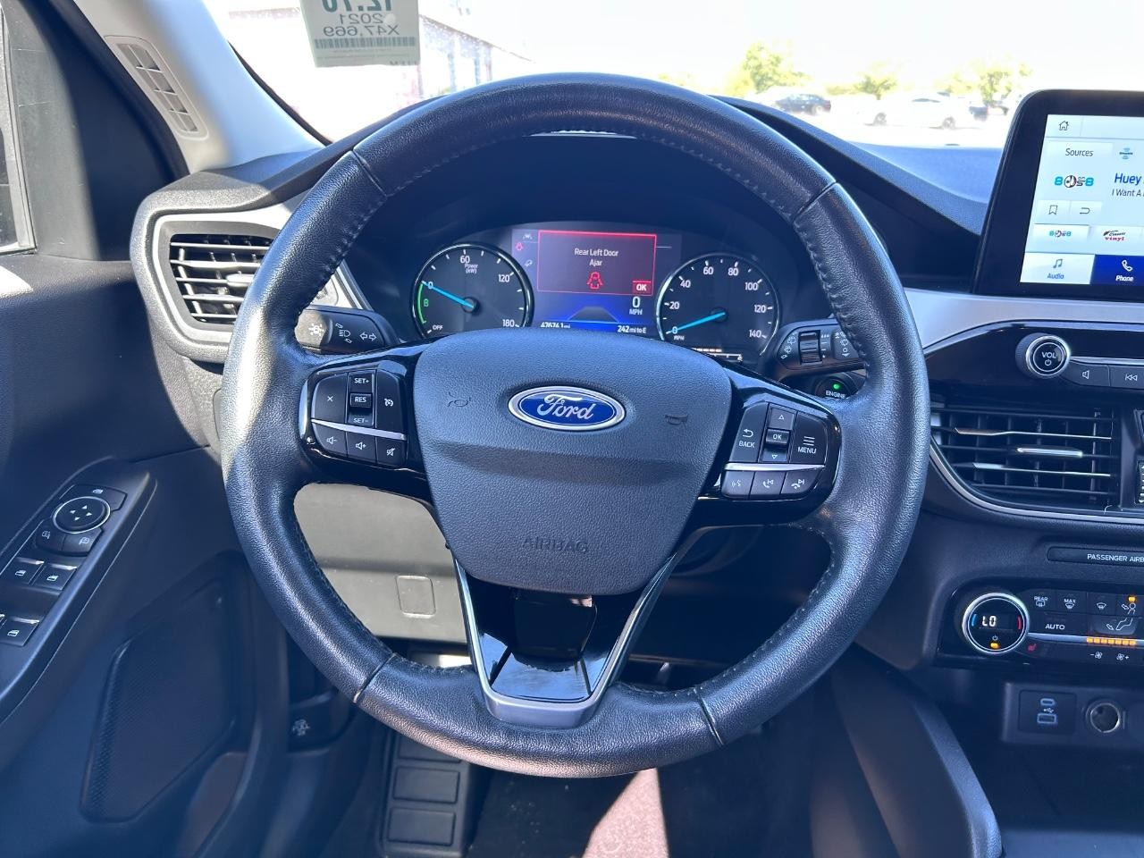 Ford Escape Hybrid Vehicle Full-screen Gallery Image 12