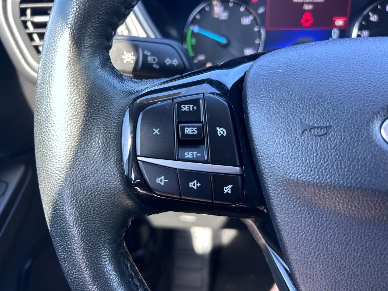 Ford Escape Hybrid Vehicle Full-screen Gallery Image 13