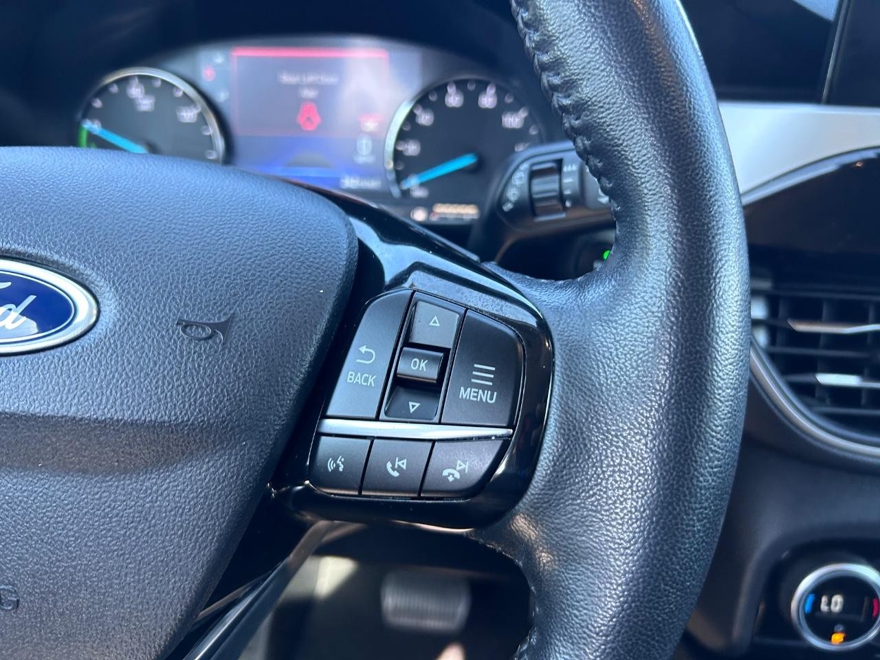 Ford Escape Hybrid Vehicle Full-screen Gallery Image 14