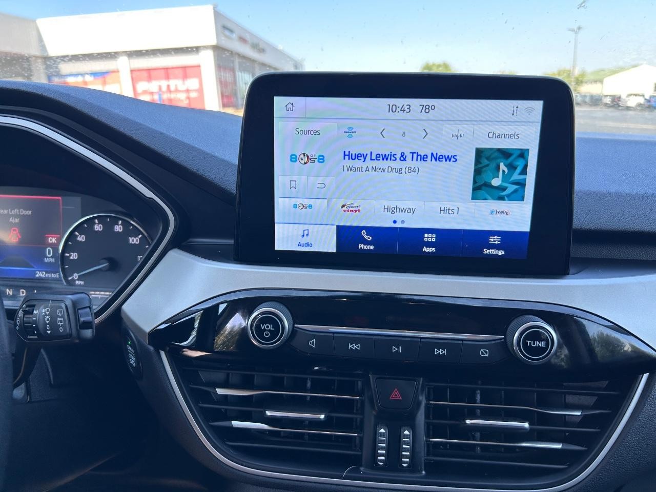 Ford Escape Hybrid Vehicle Full-screen Gallery Image 15