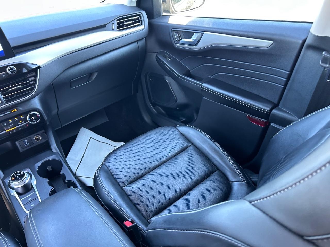 Ford Escape Hybrid Vehicle Full-screen Gallery Image 18