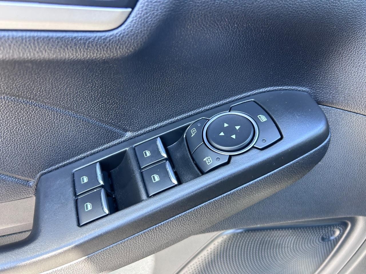 Ford Escape Hybrid Vehicle Full-screen Gallery Image 19