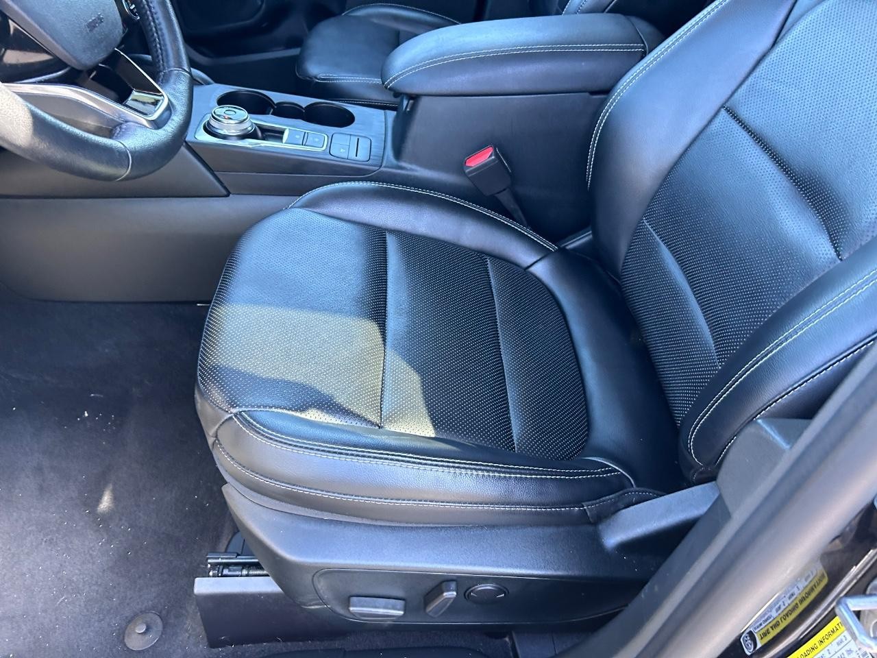 Ford Escape Hybrid Vehicle Full-screen Gallery Image 20