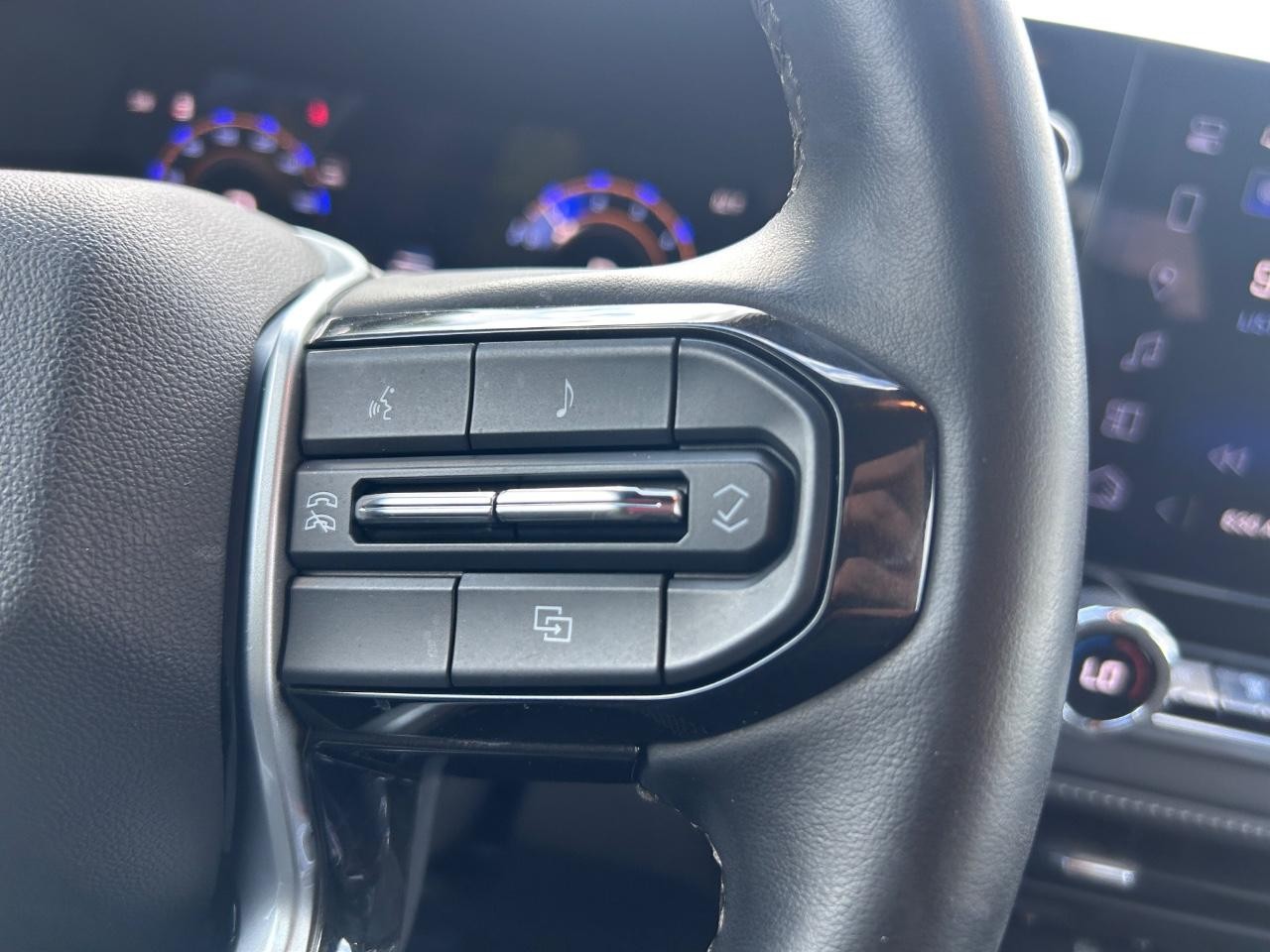 Chevrolet Colorado Vehicle Full-screen Gallery Image 13