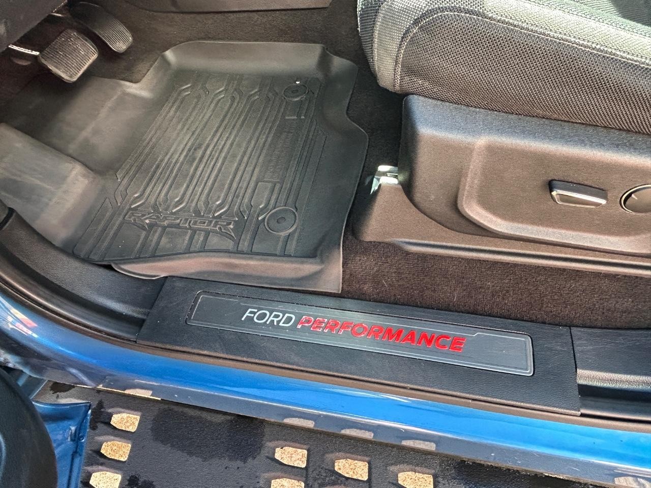 Ford F-150 Vehicle Full-screen Gallery Image 12