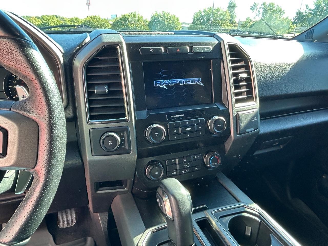 Ford F-150 Vehicle Full-screen Gallery Image 14