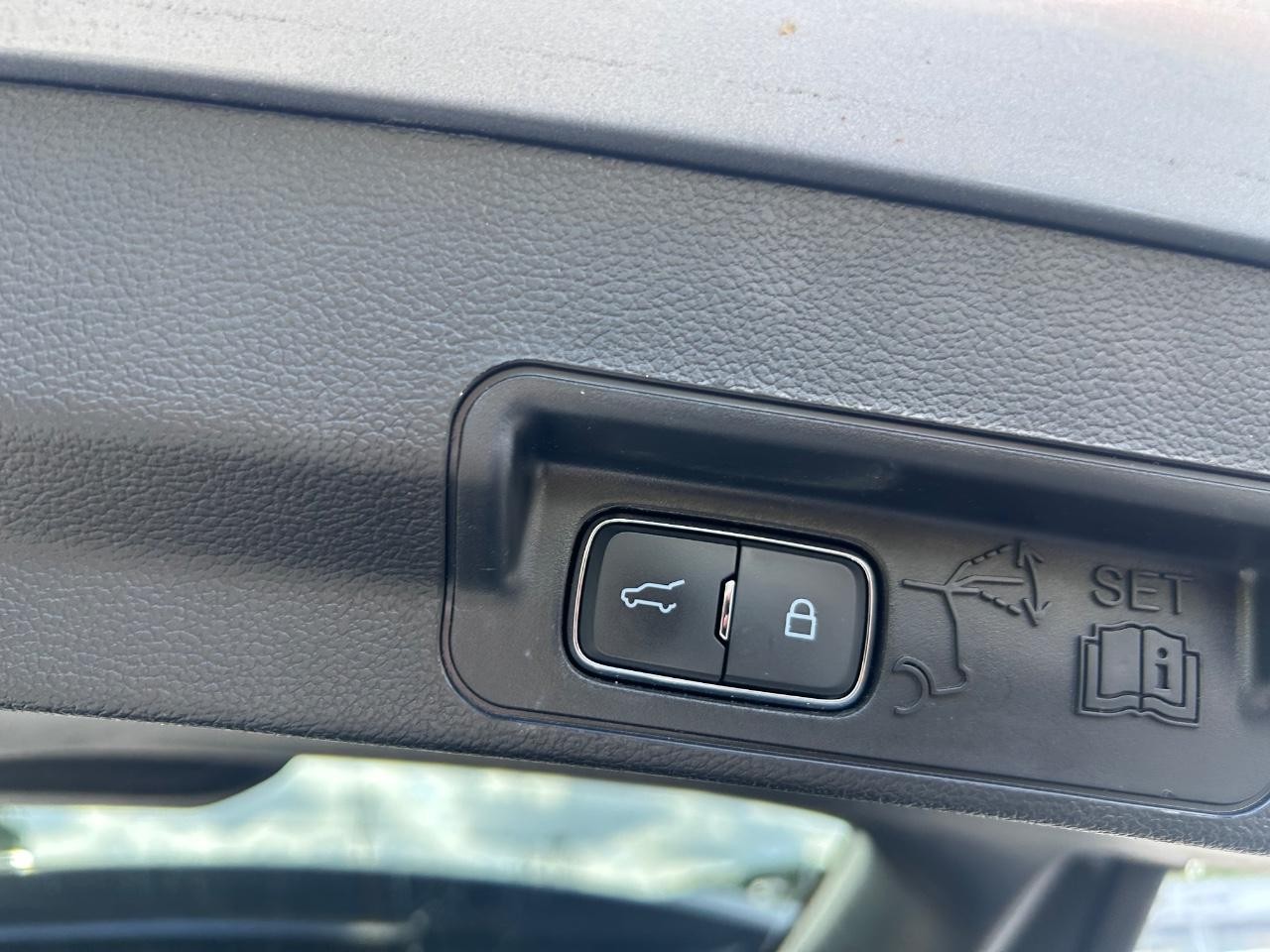 Ford Explorer Vehicle Full-screen Gallery Image 06