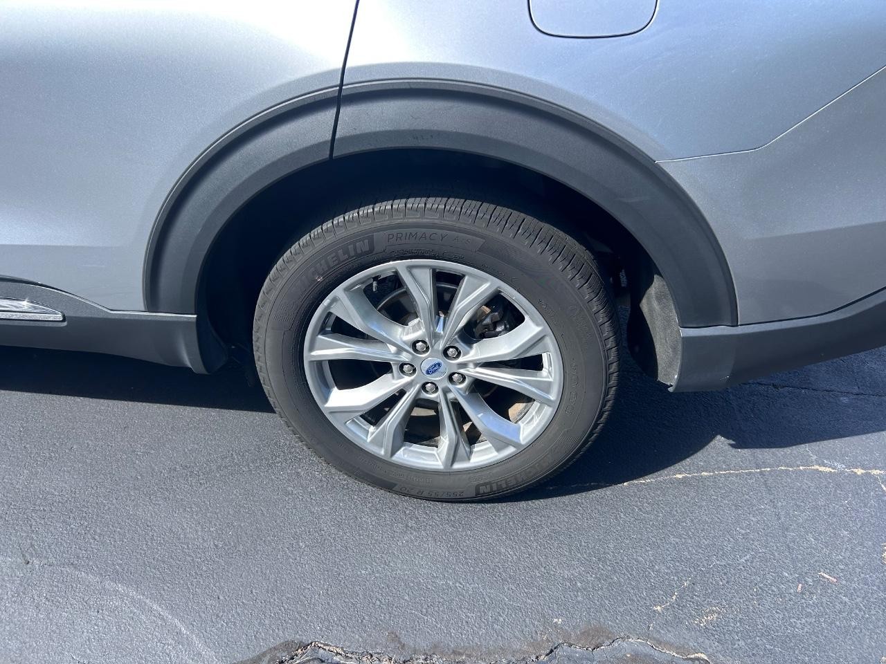 Ford Explorer Vehicle Full-screen Gallery Image 07