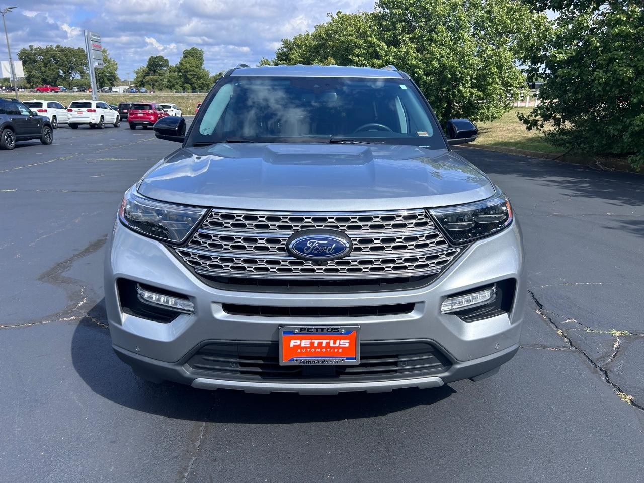 Ford Explorer Vehicle Full-screen Gallery Image 09