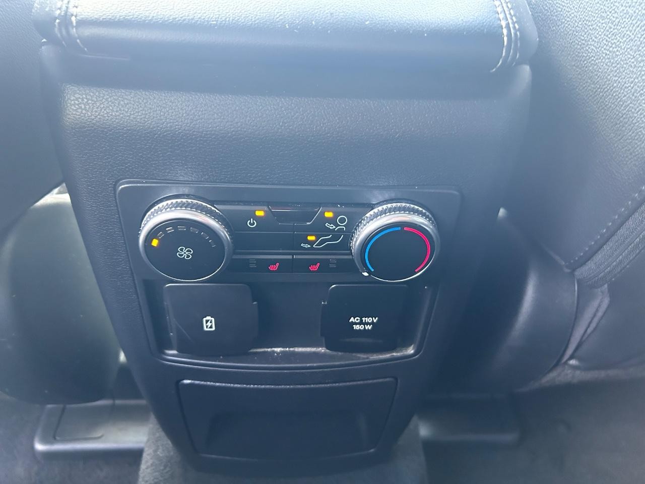 Ford Explorer Vehicle Full-screen Gallery Image 12