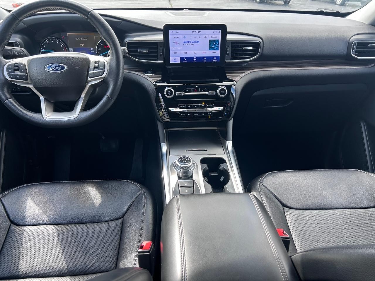 Ford Explorer Vehicle Full-screen Gallery Image 13