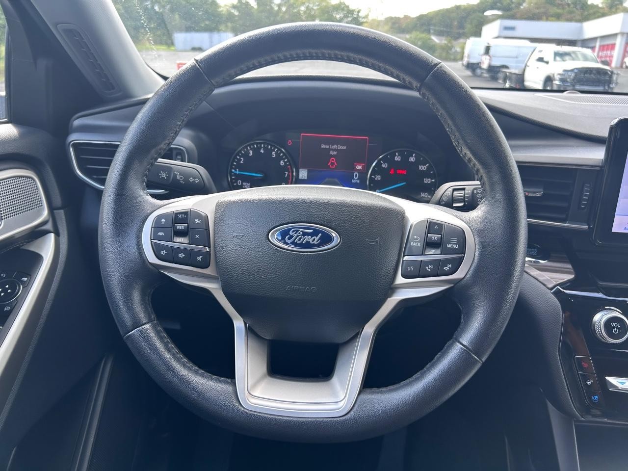 Ford Explorer Vehicle Full-screen Gallery Image 14