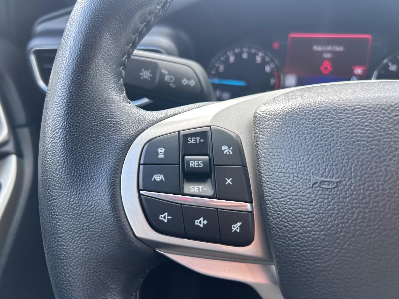 Ford Explorer Vehicle Full-screen Gallery Image 15