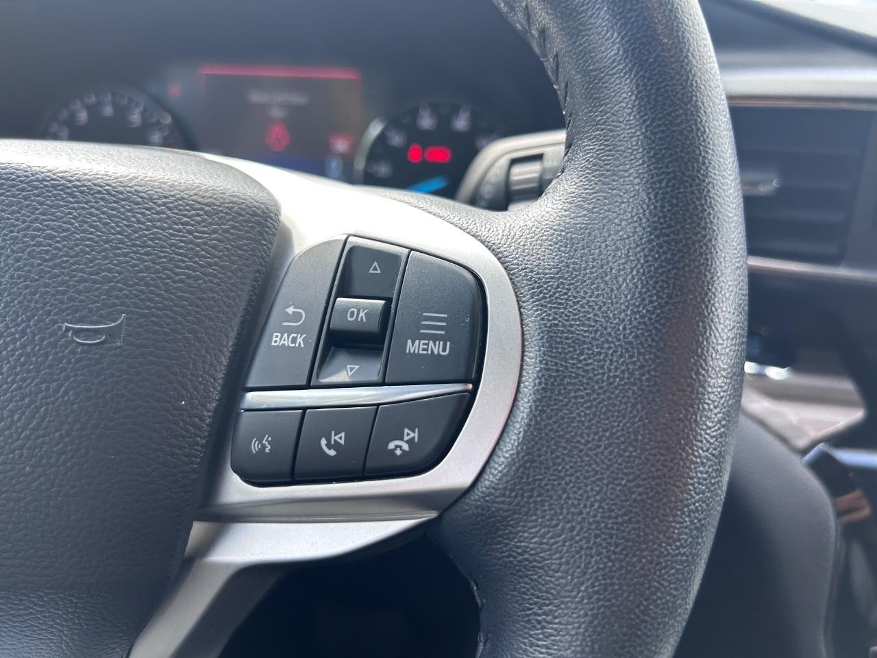 Ford Explorer Vehicle Full-screen Gallery Image 16