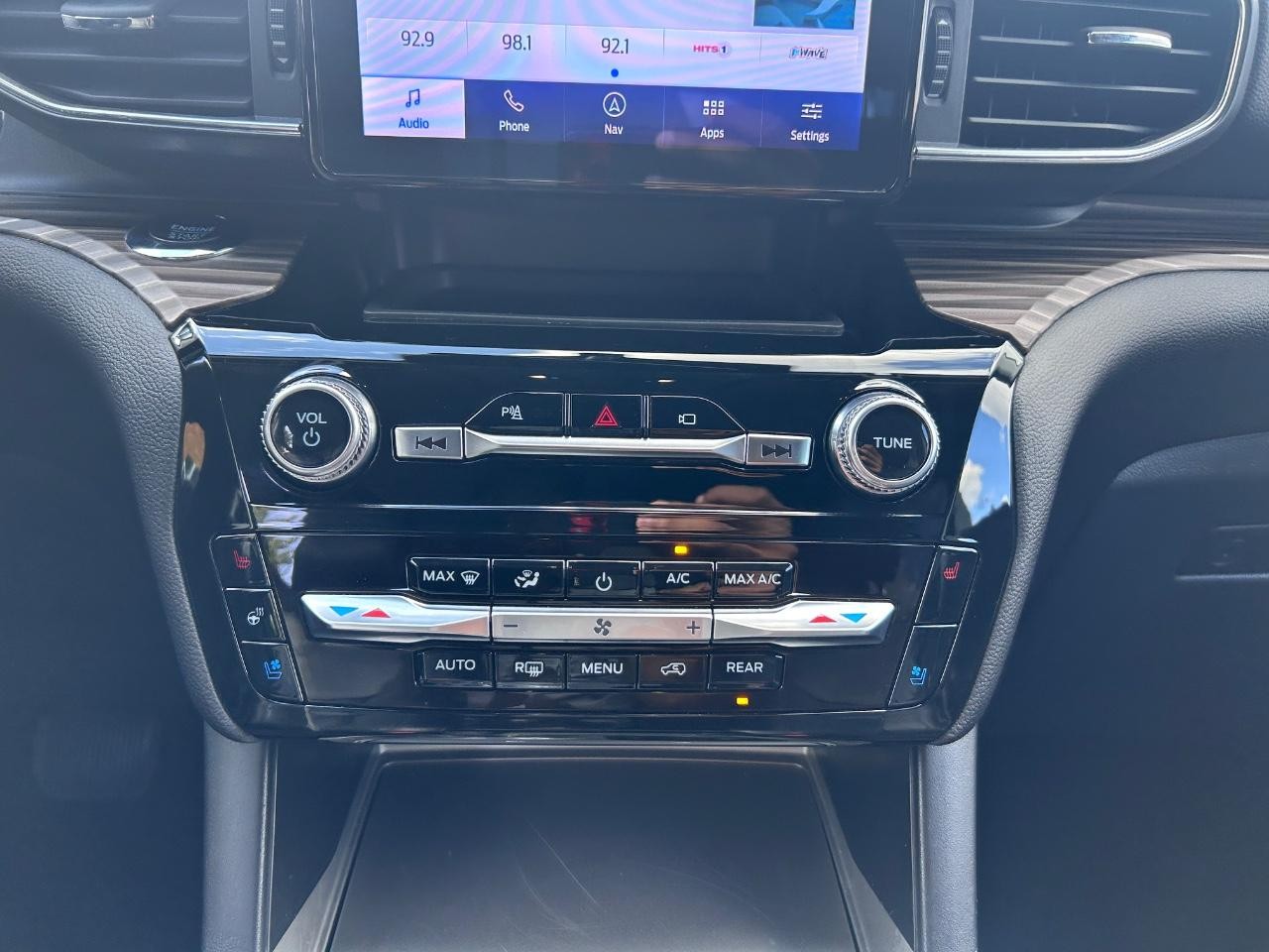 Ford Explorer Vehicle Full-screen Gallery Image 18