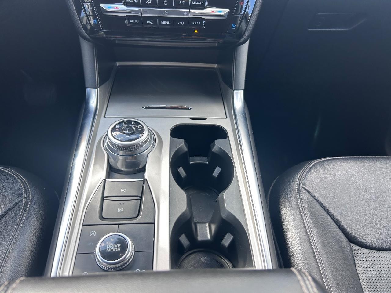 Ford Explorer Vehicle Full-screen Gallery Image 19