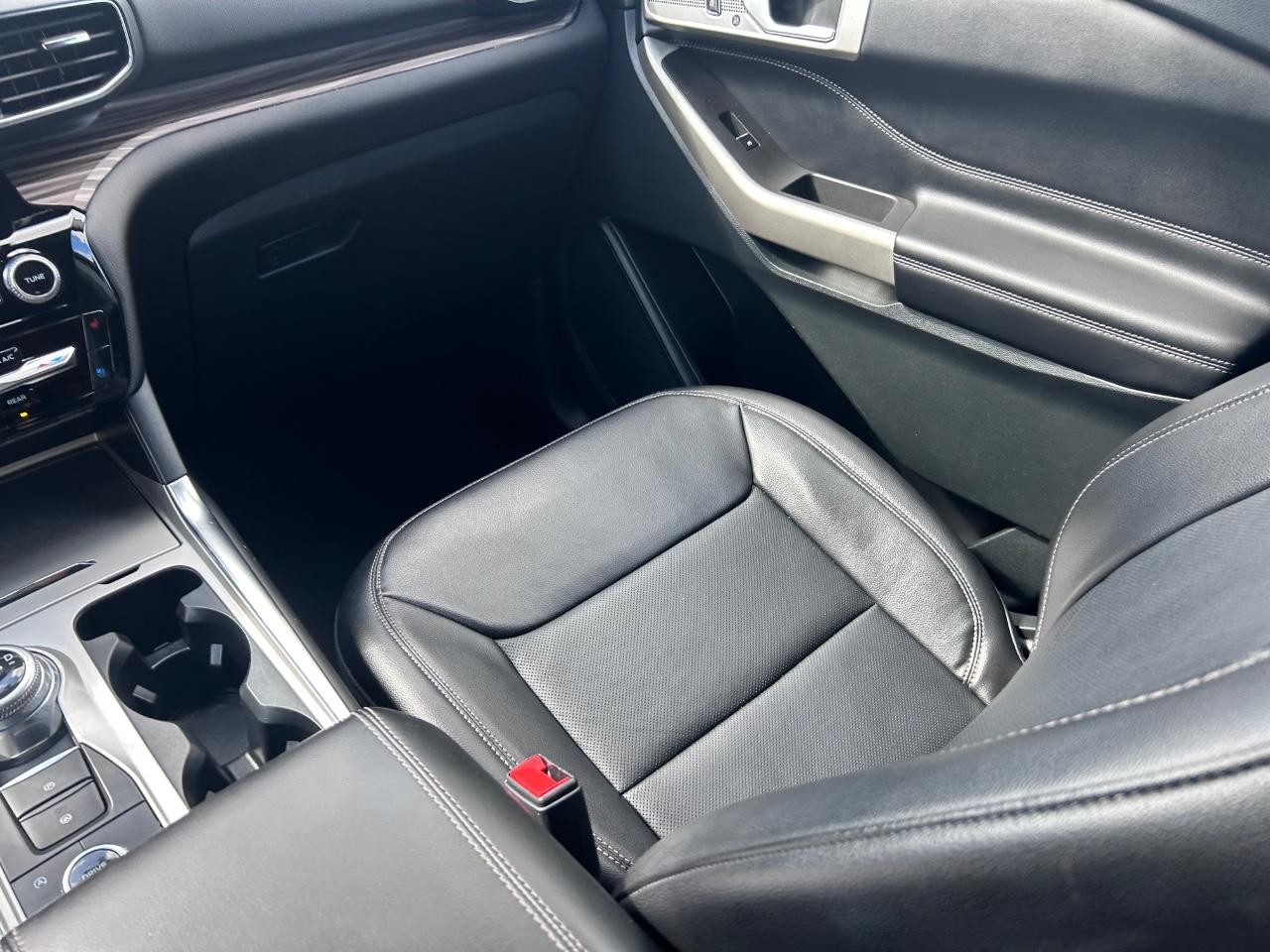 Ford Explorer Vehicle Full-screen Gallery Image 20