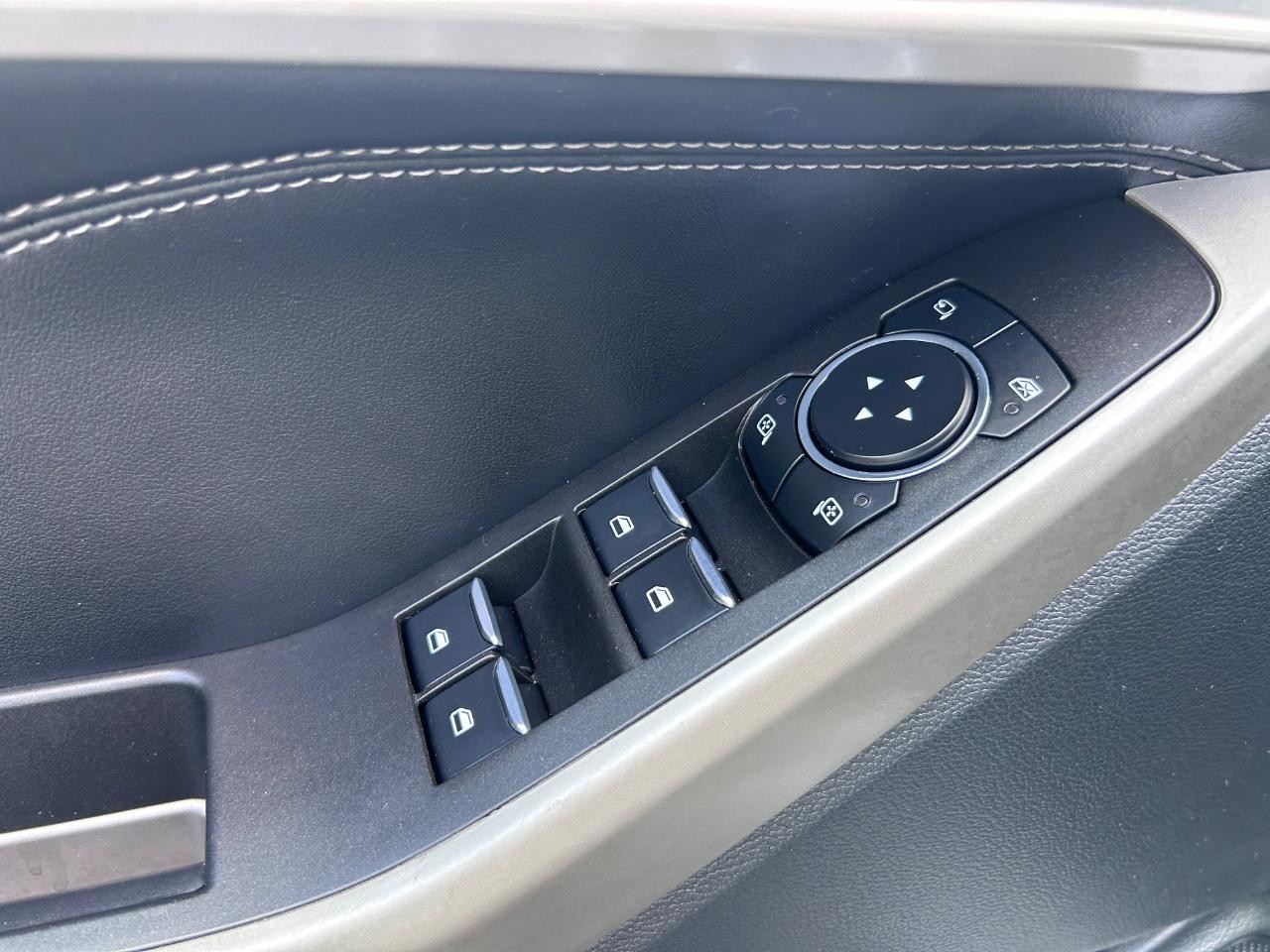 Ford Explorer Vehicle Full-screen Gallery Image 21