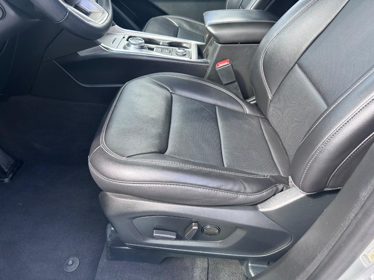 Ford Explorer Vehicle Full-screen Gallery Image 22