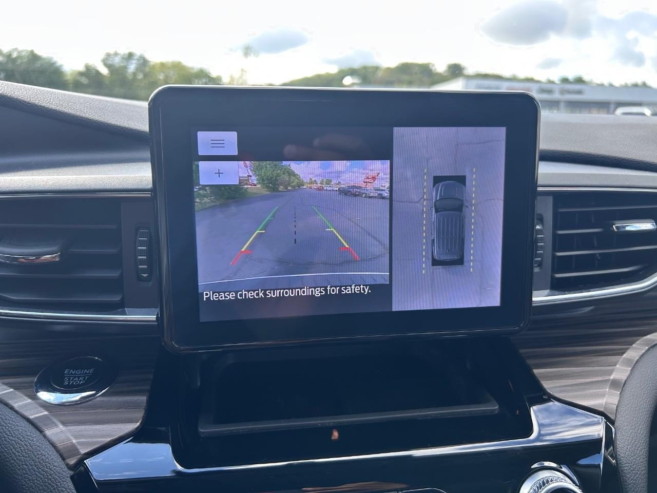 Ford Explorer Vehicle Full-screen Gallery Image 24