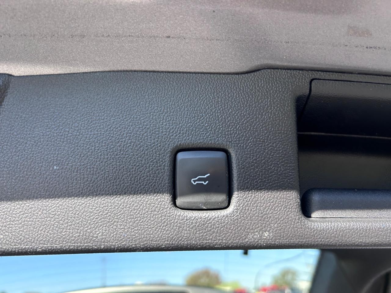 Ford Escape Hybrid Vehicle Full-screen Gallery Image 06