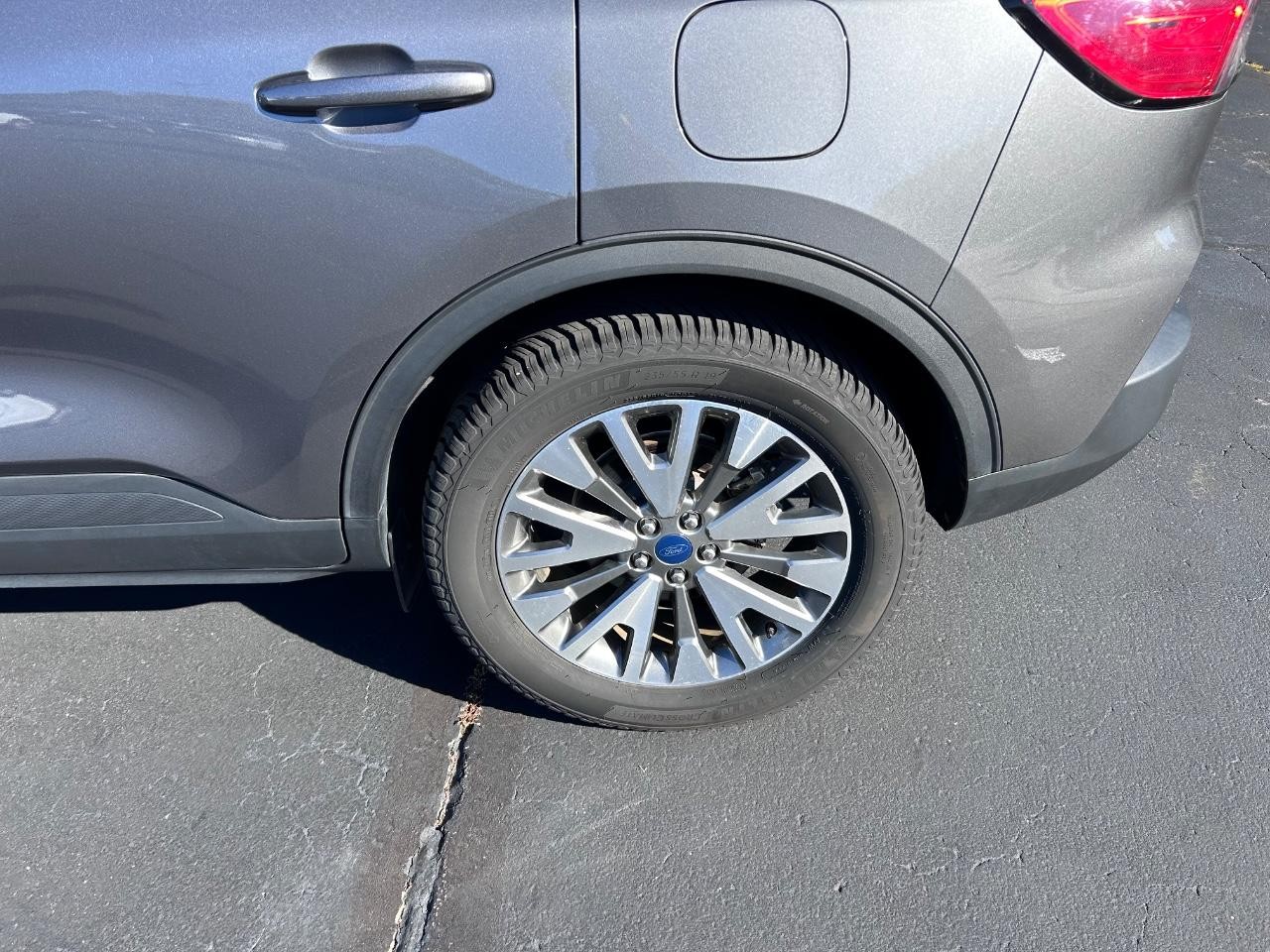 Ford Escape Hybrid Vehicle Full-screen Gallery Image 07