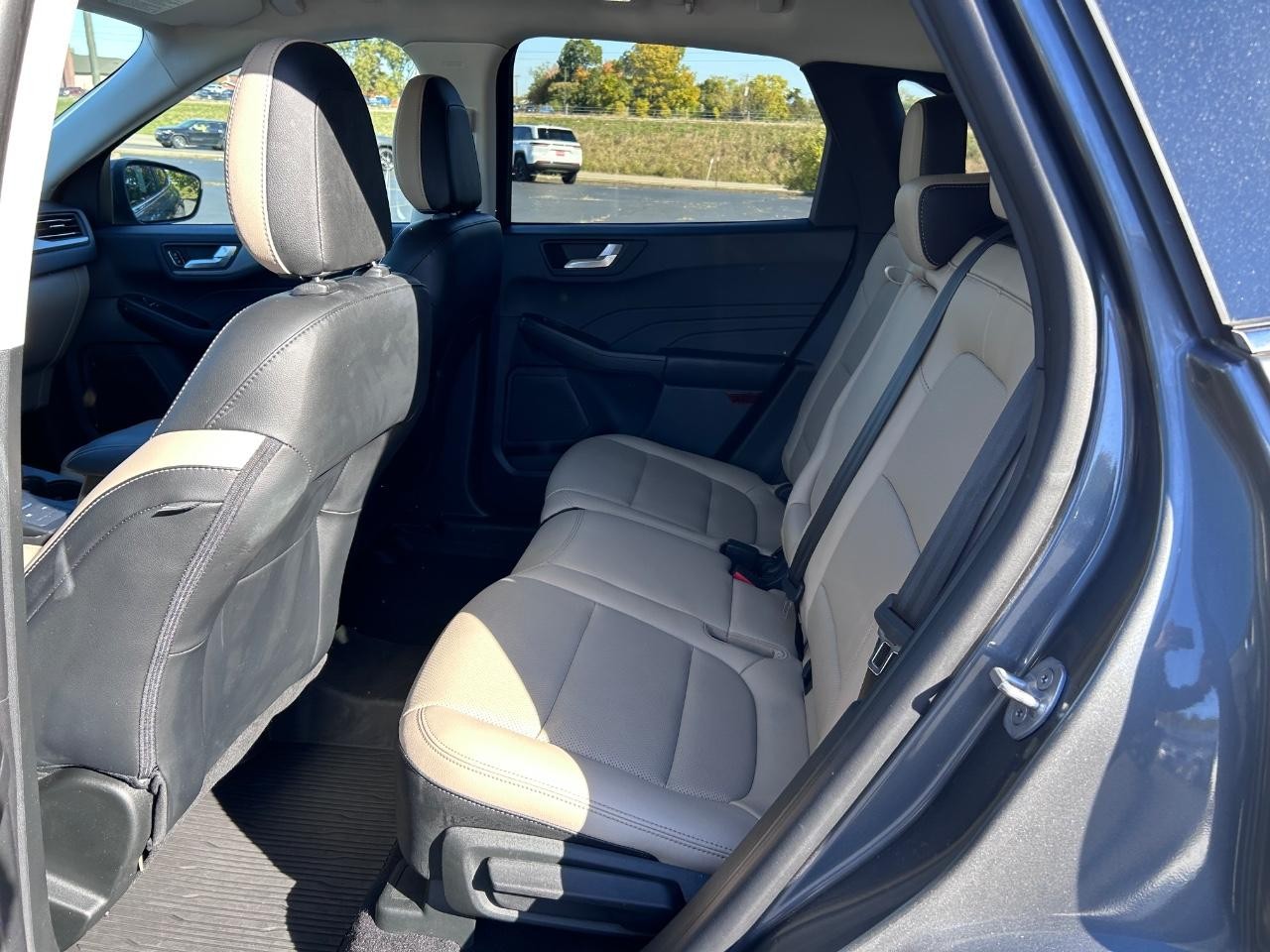 Ford Escape Hybrid Vehicle Full-screen Gallery Image 10