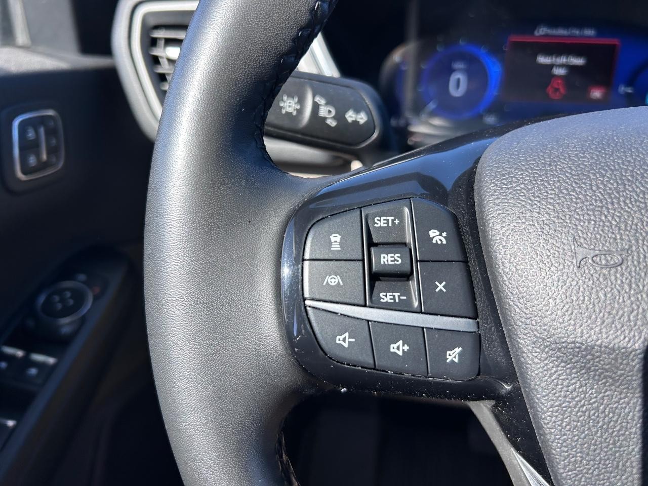 Ford Escape Hybrid Vehicle Full-screen Gallery Image 13