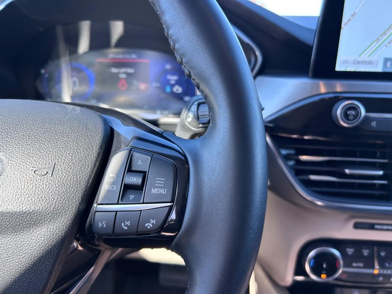 Ford Escape Hybrid Vehicle Full-screen Gallery Image 14