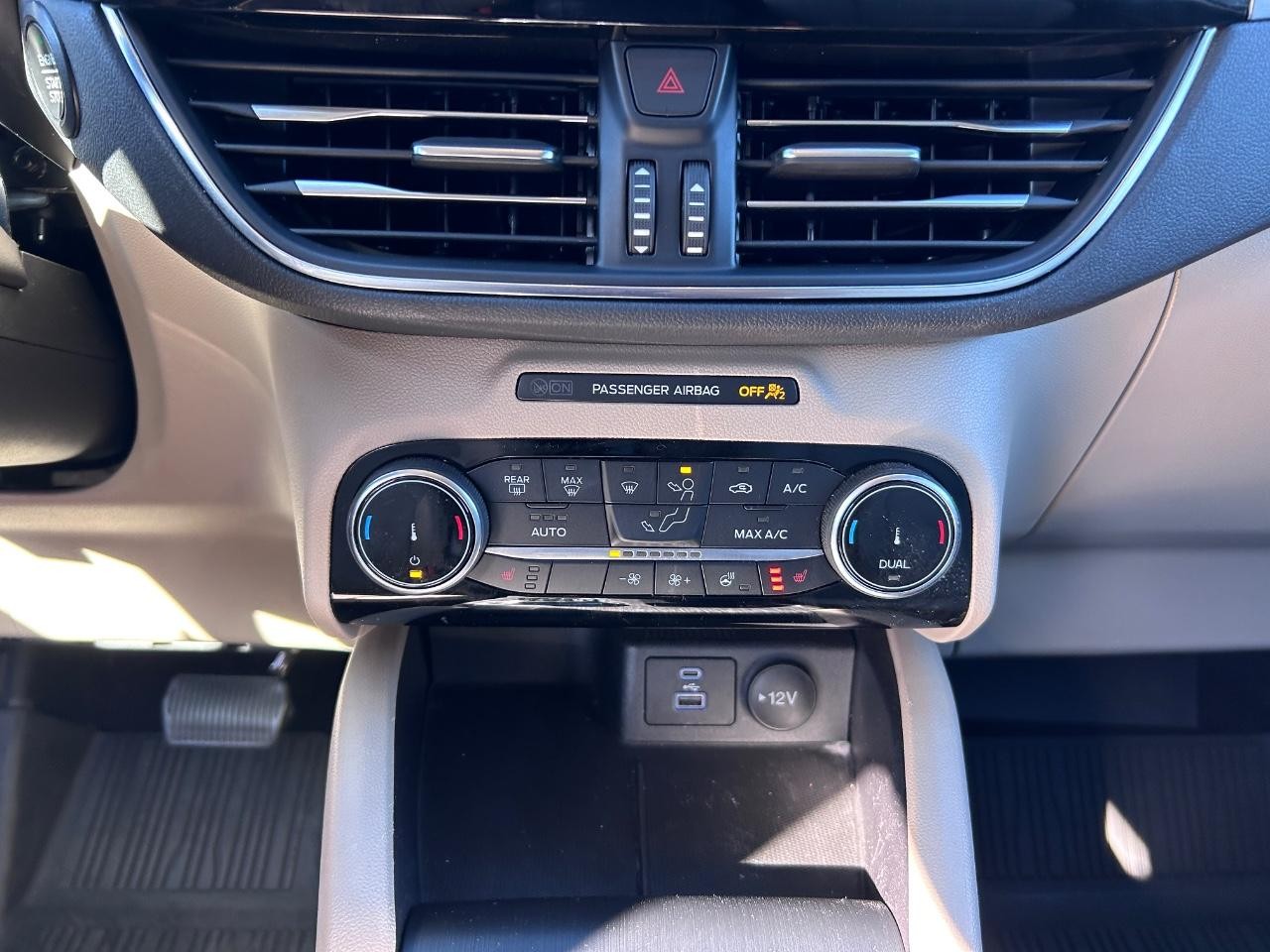 Ford Escape Hybrid Vehicle Full-screen Gallery Image 16