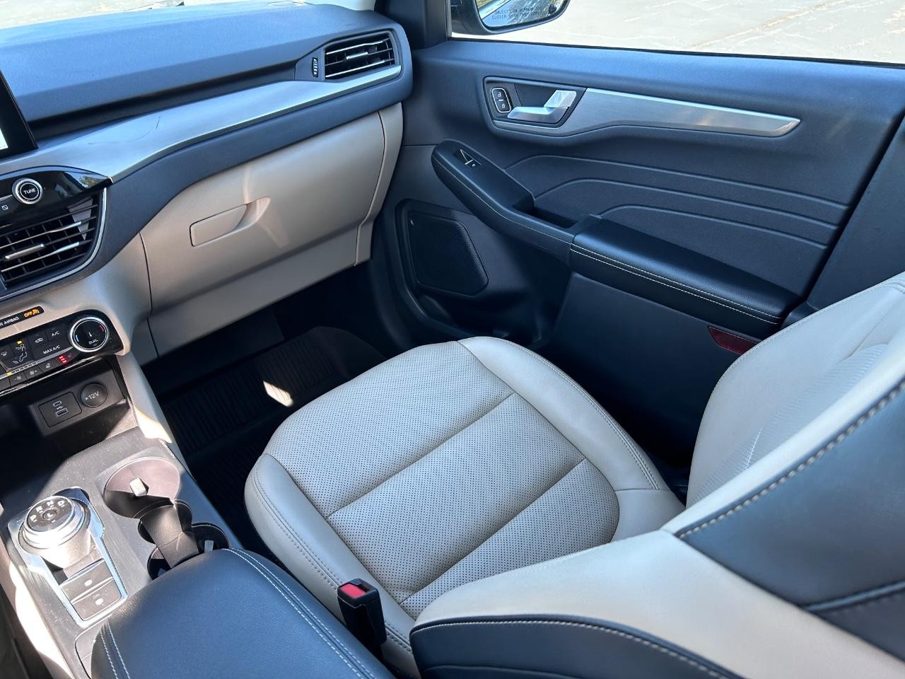 Ford Escape Hybrid Vehicle Full-screen Gallery Image 18