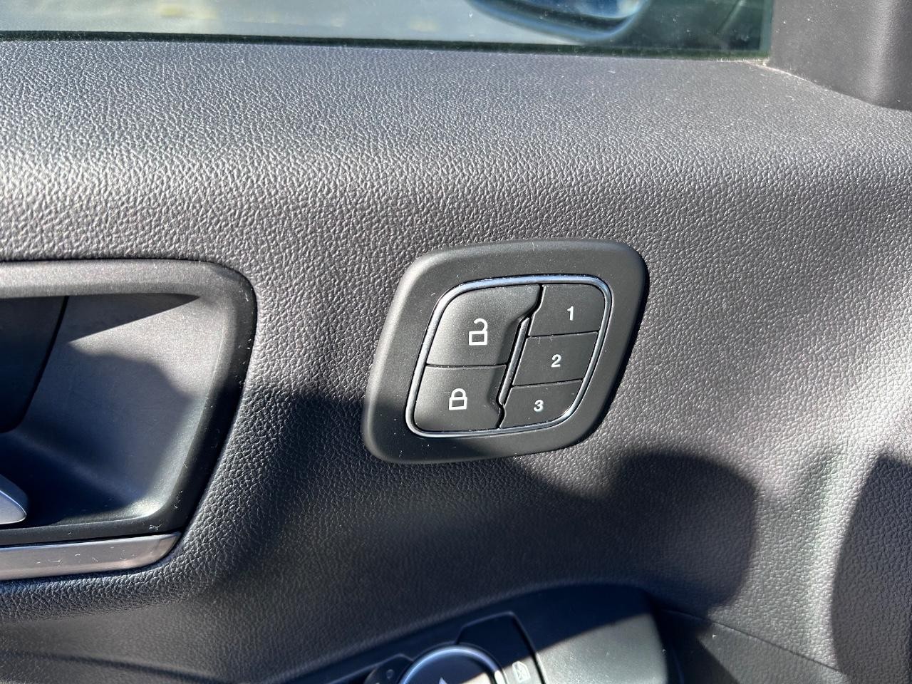 Ford Escape Hybrid Vehicle Full-screen Gallery Image 20