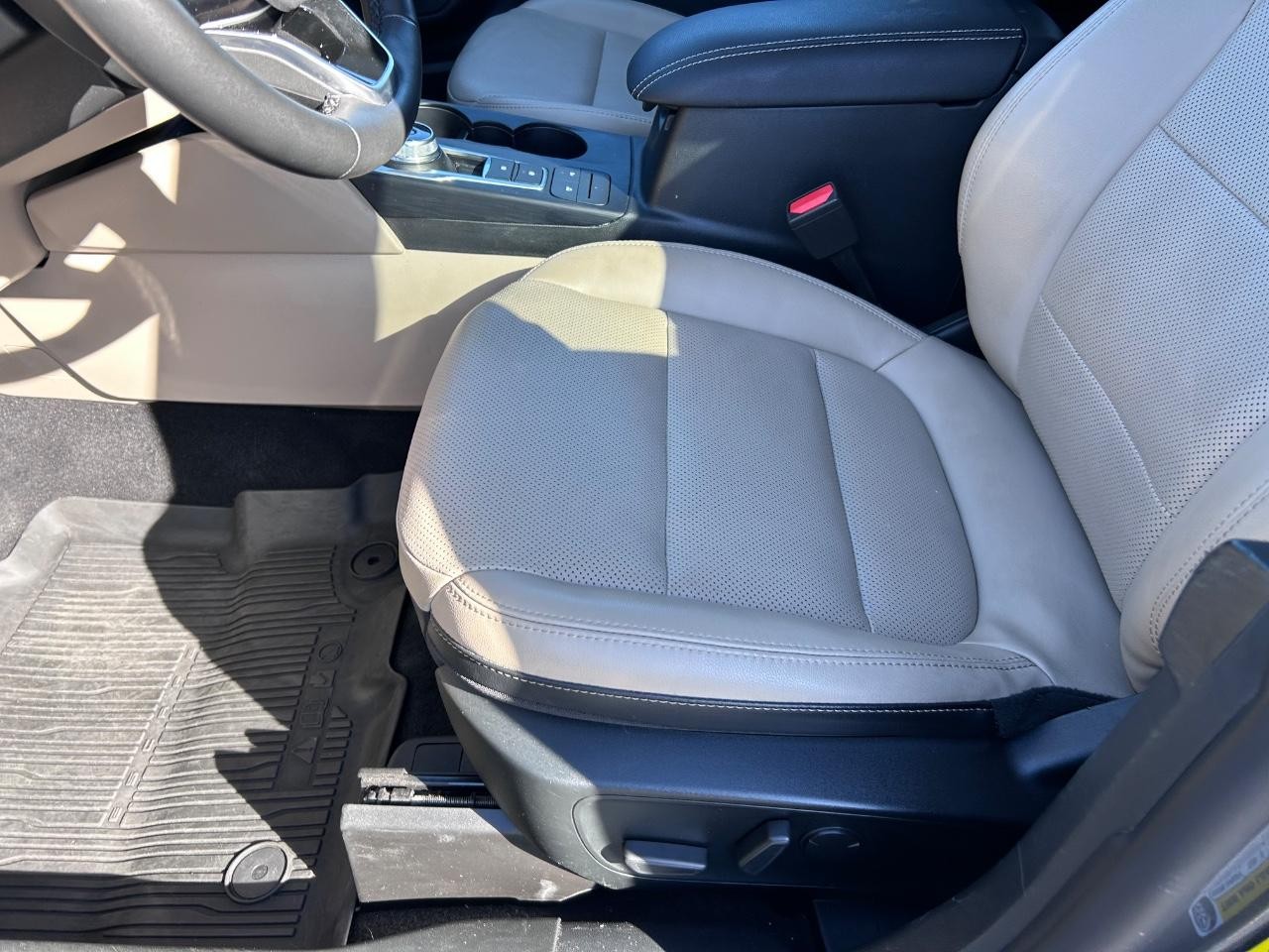 Ford Escape Hybrid Vehicle Full-screen Gallery Image 21