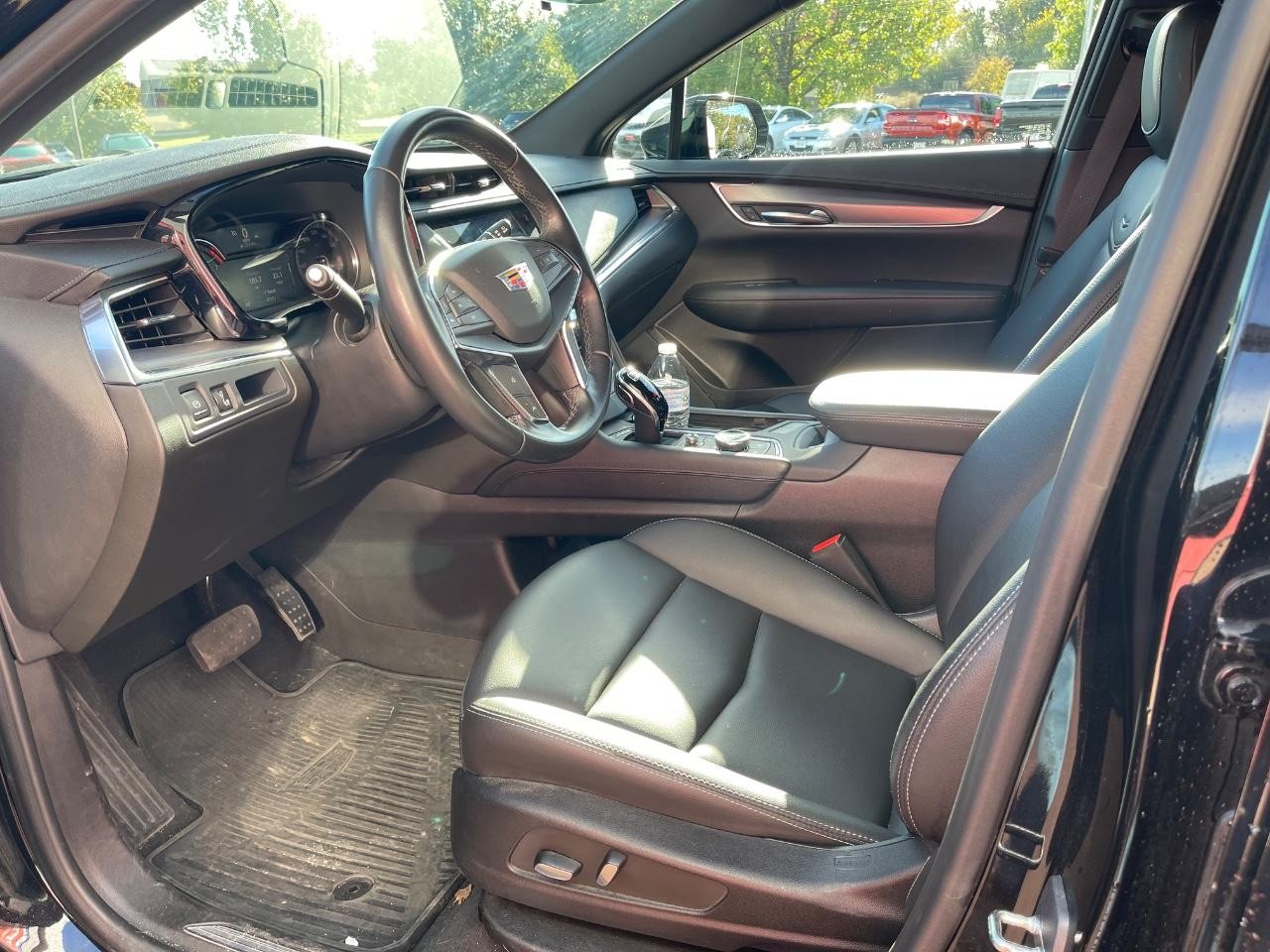 Cadillac XT5 Vehicle Full-screen Gallery Image 09