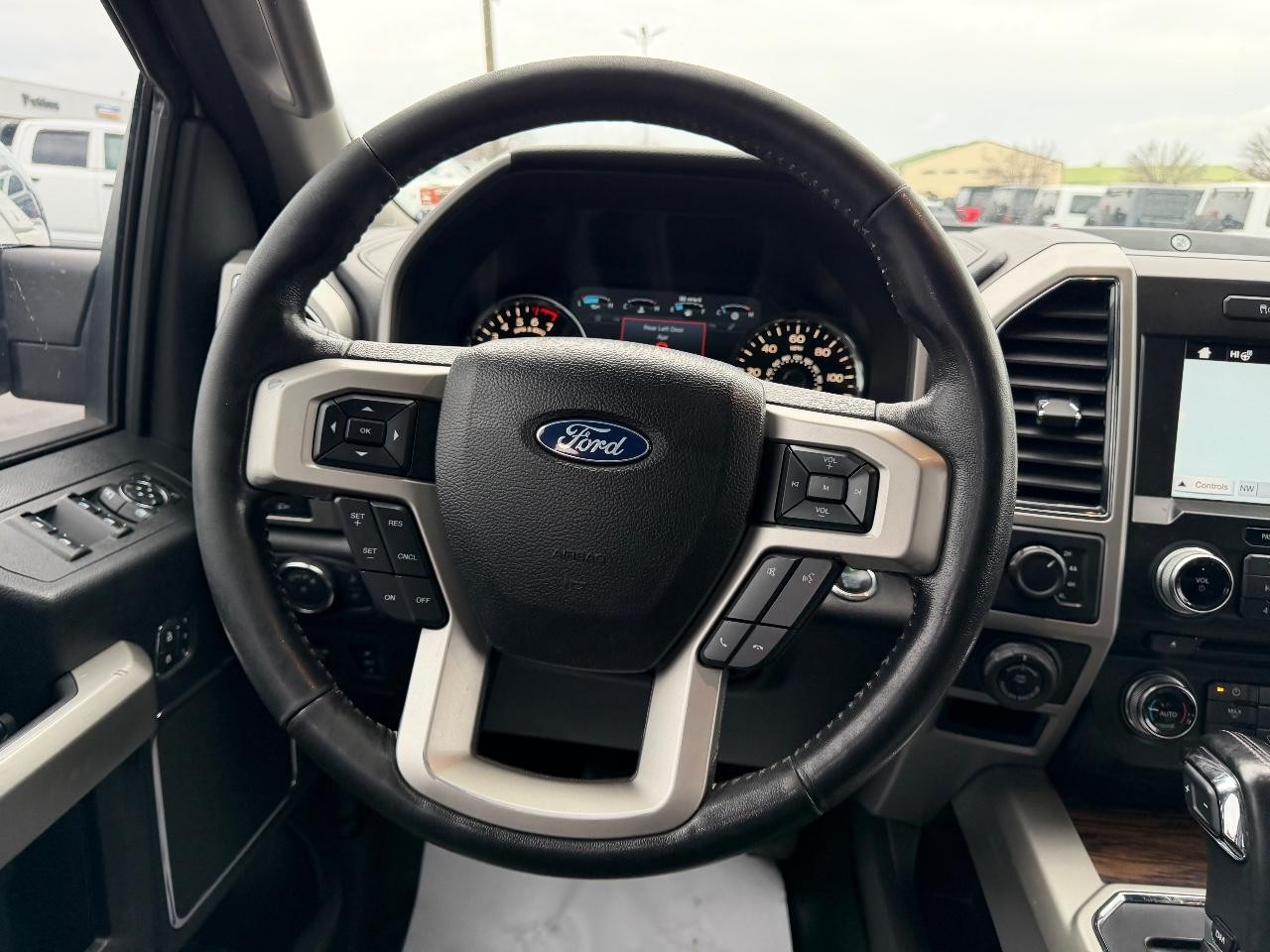 Ford F-150 Vehicle Full-screen Gallery Image 12