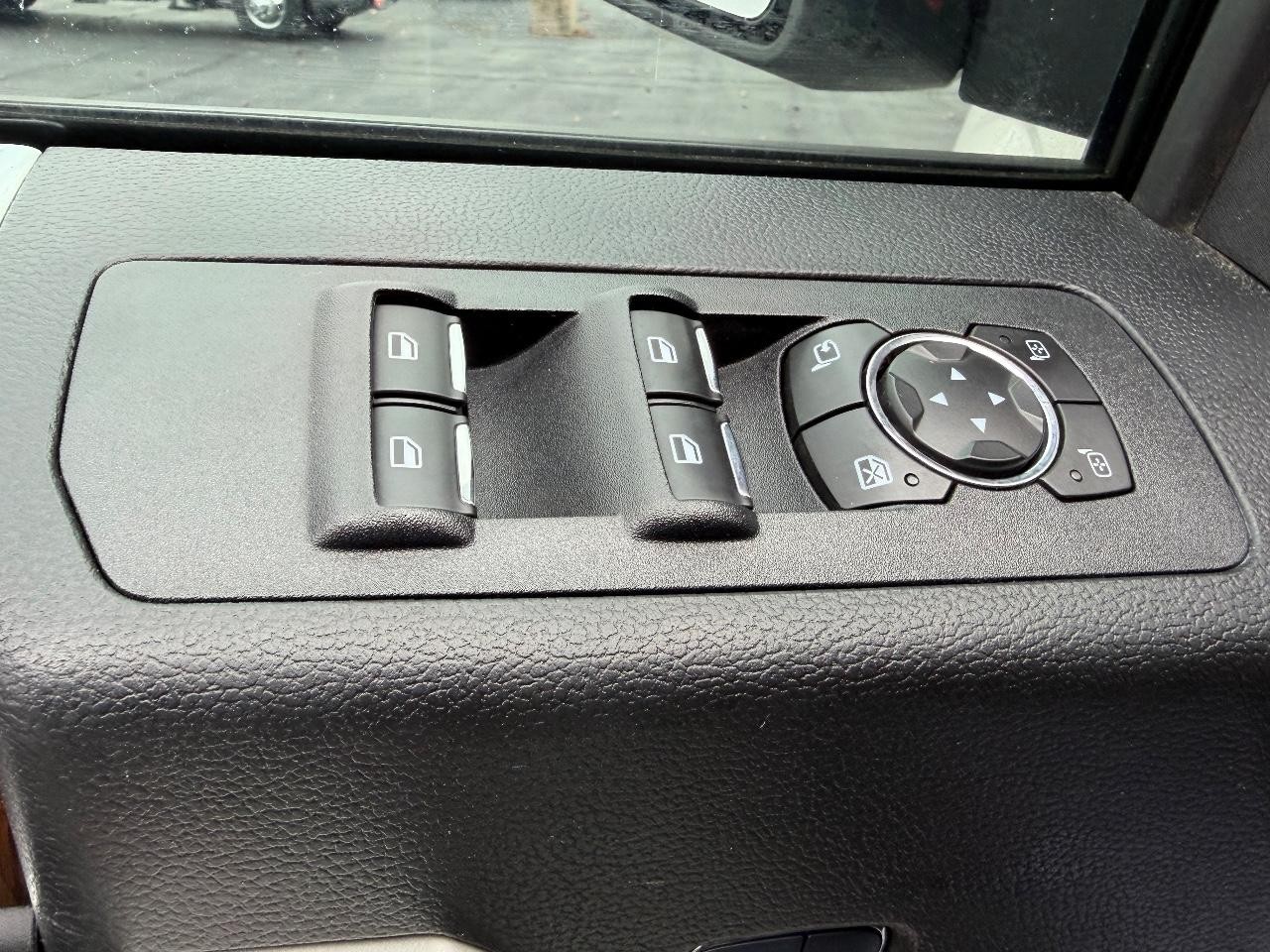 Ford F-150 Vehicle Full-screen Gallery Image 19