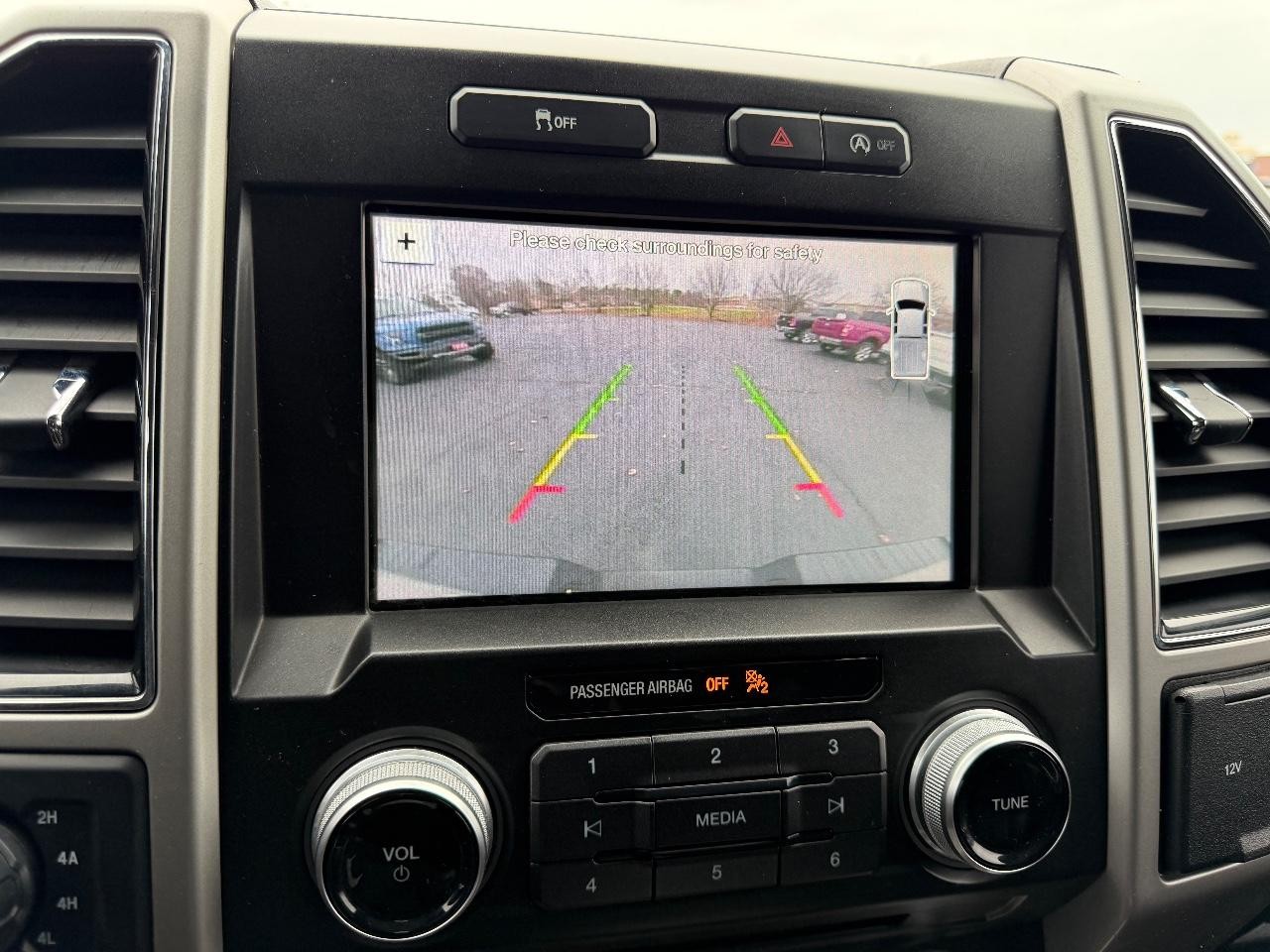 Ford F-150 Vehicle Full-screen Gallery Image 23