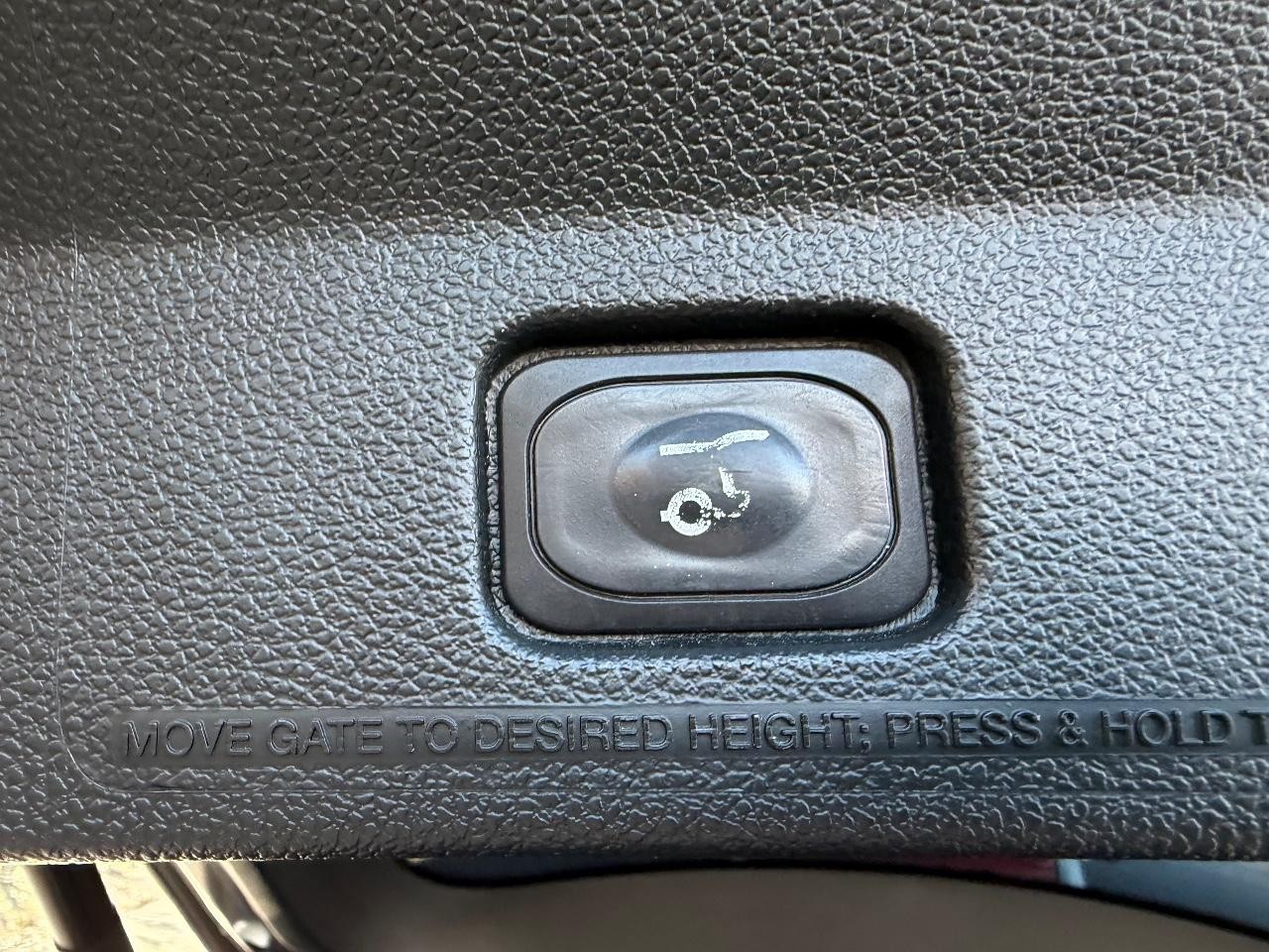 Ford Explorer Vehicle Full-screen Gallery Image 06