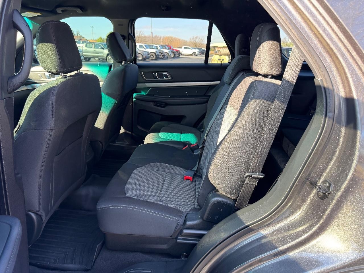 Ford Explorer Vehicle Full-screen Gallery Image 11