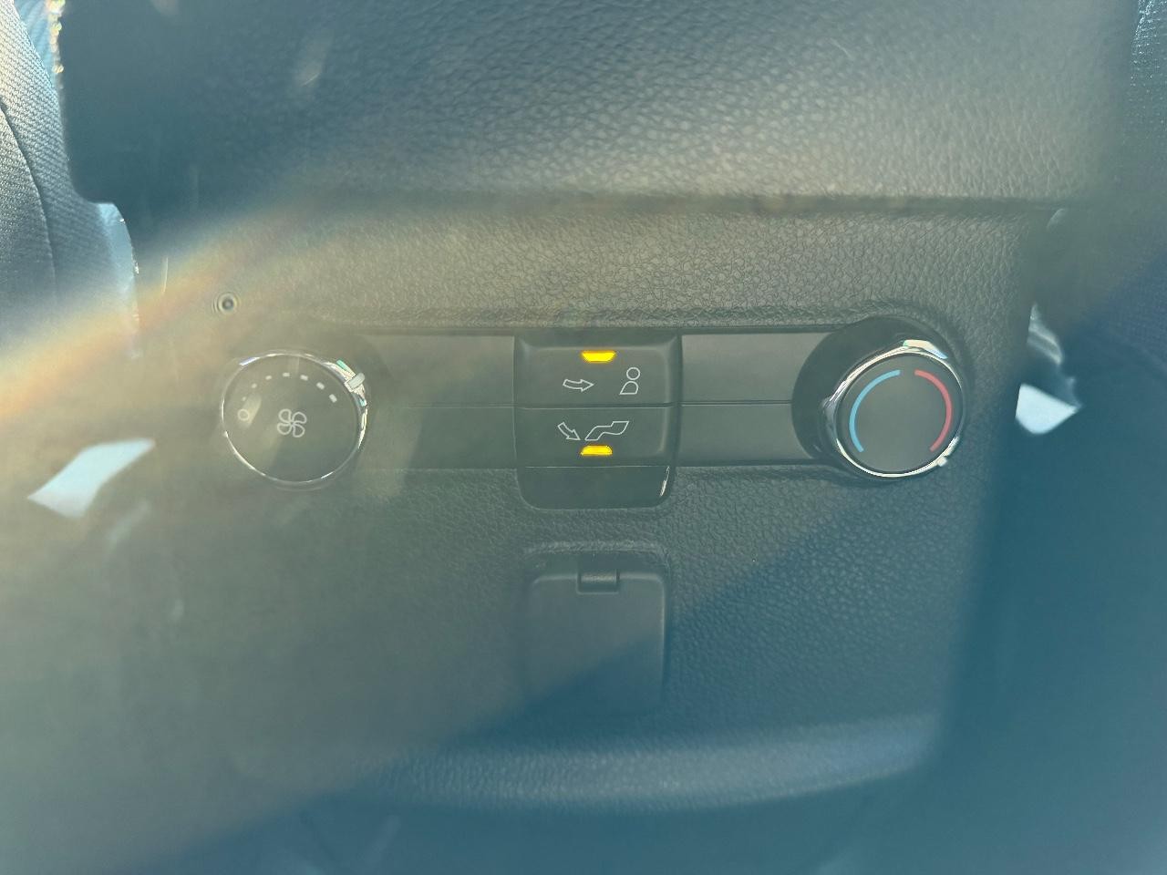 Ford Explorer Vehicle Full-screen Gallery Image 12