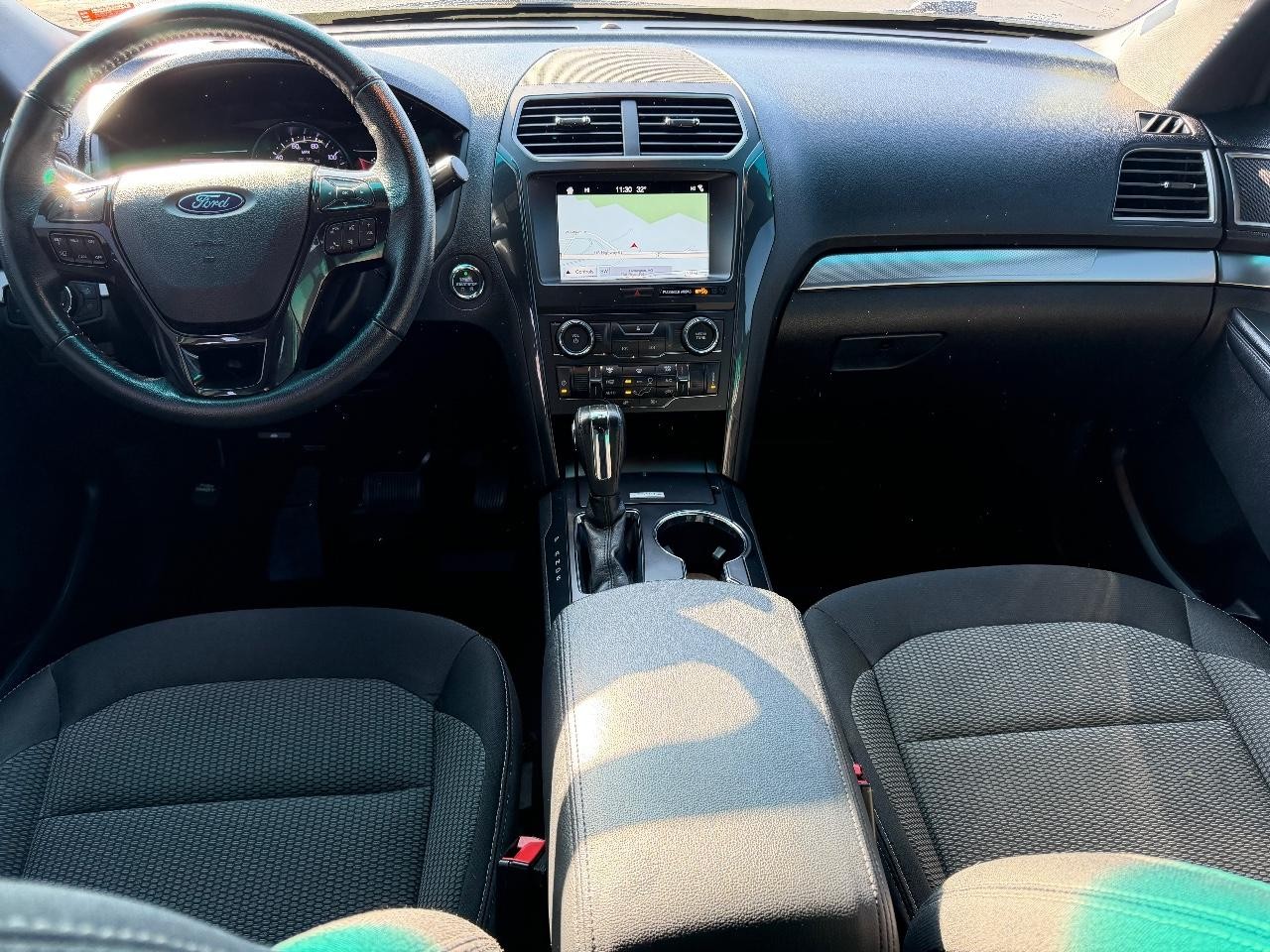 Ford Explorer Vehicle Full-screen Gallery Image 13